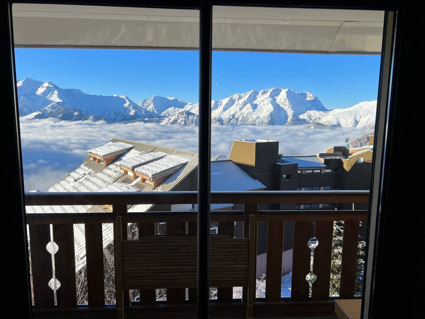 Vue hiver depuis le séjour : mer de nuages et sommets enneigés
