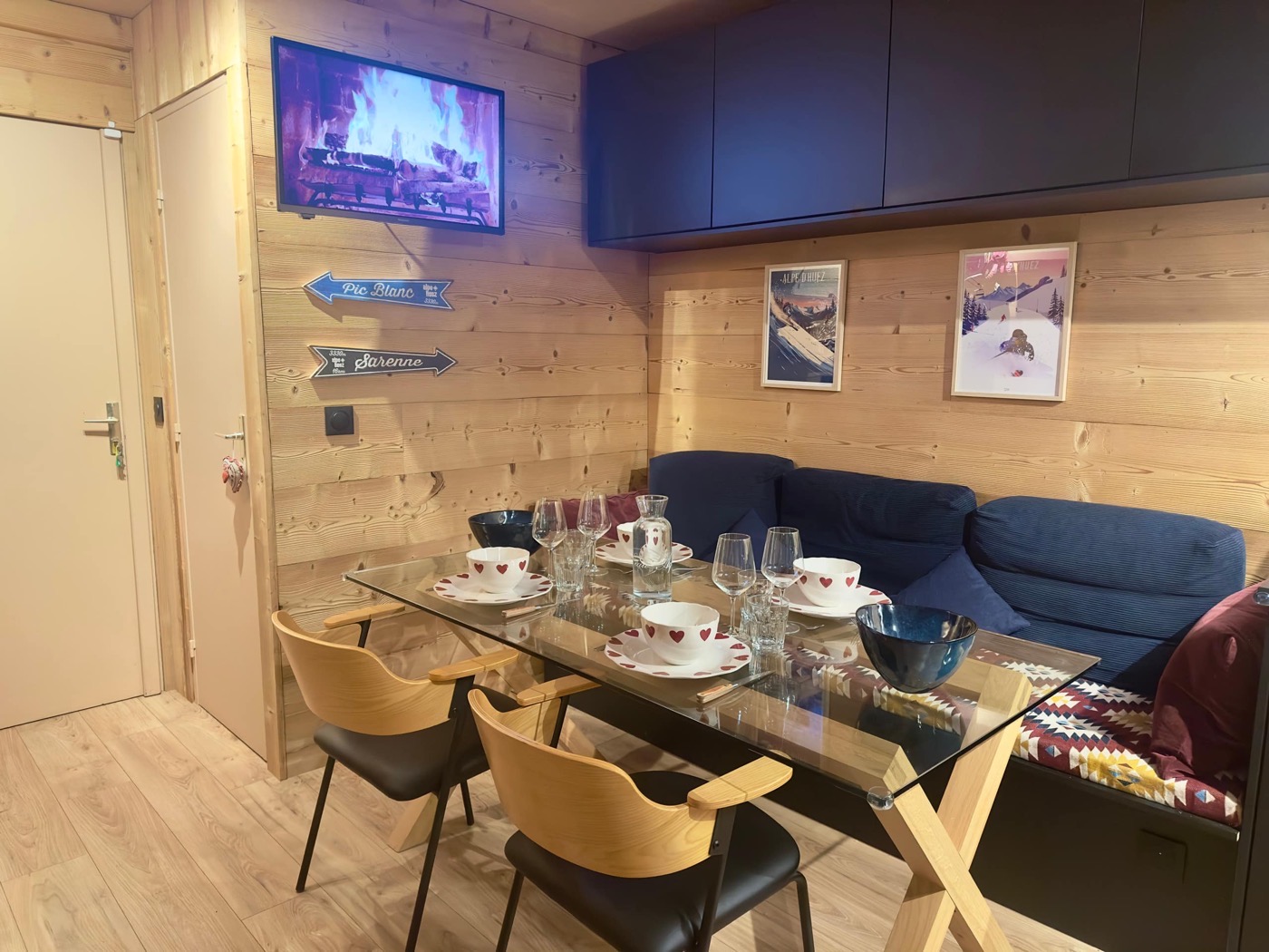 Coin repas sous les affiches de l'Alpe d'Huez