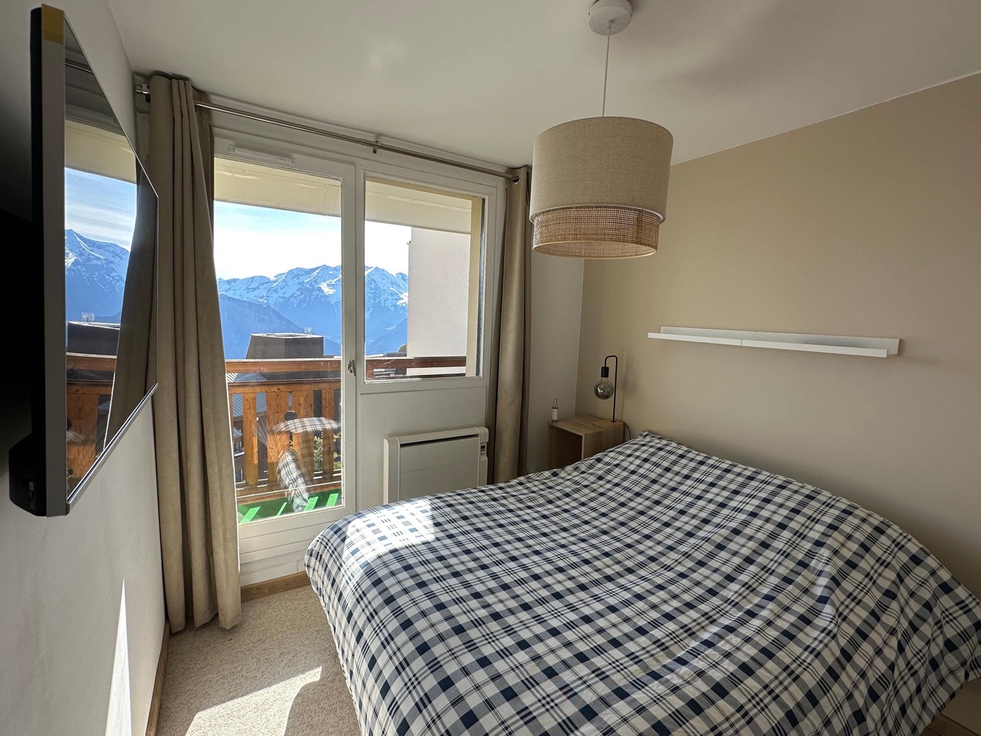 Chambre avec lit double et vue montagne