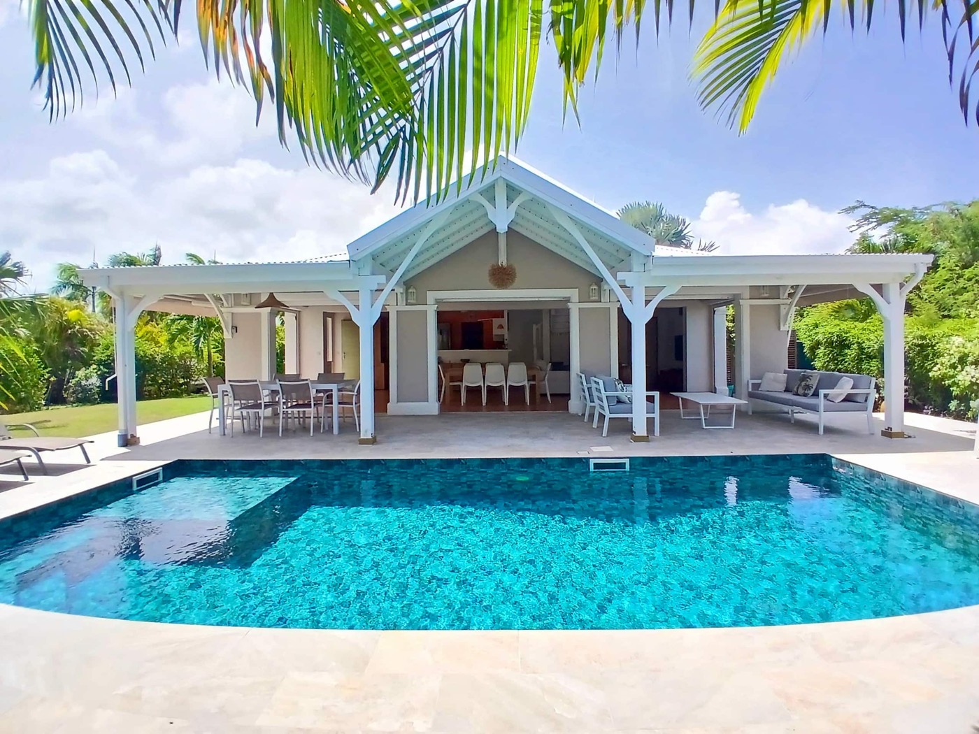 La villa créole et sa piscine sous les palmiers