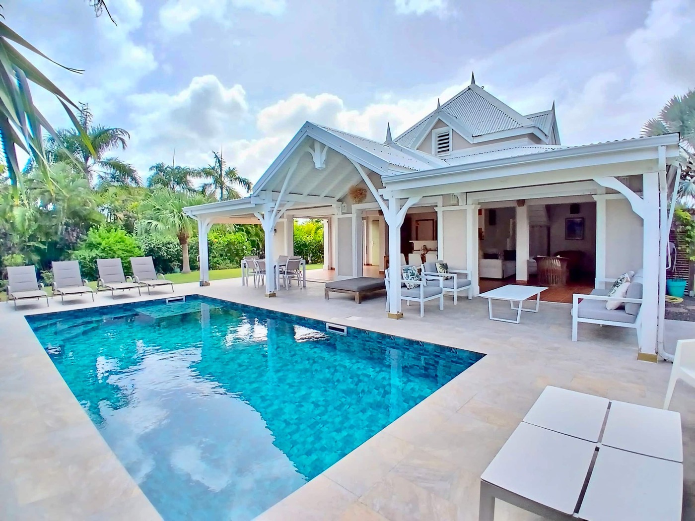 Piscine, terrasse et transats