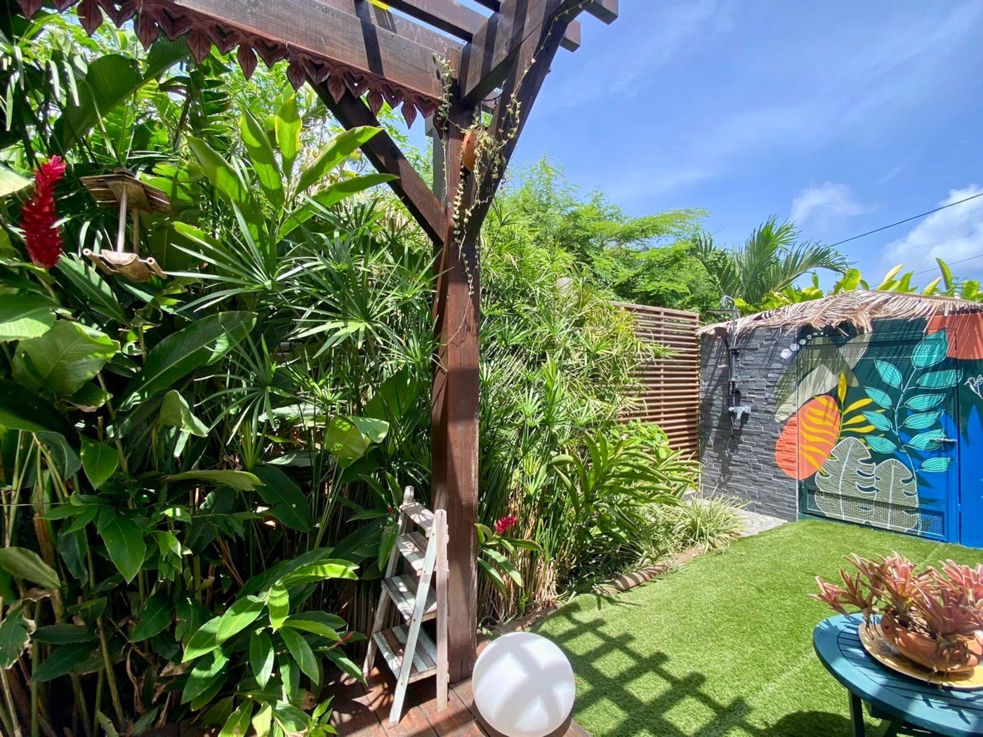 Jardin tropical et douche extérieure